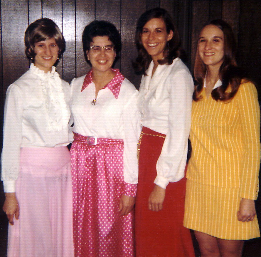 Photo of Leslie, Mom, Linda and Judy in 1973